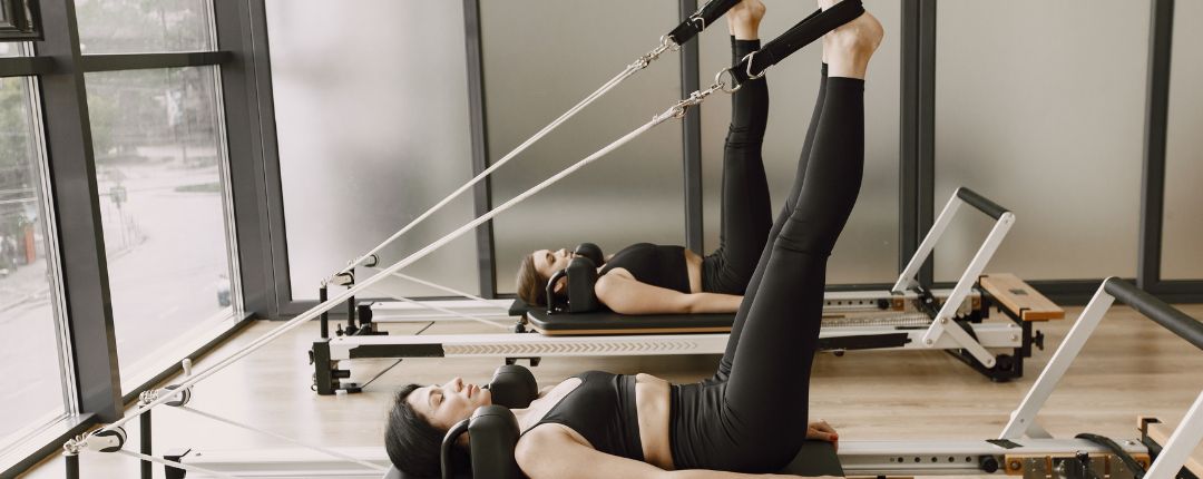 cviceni na pilates reformer stroj